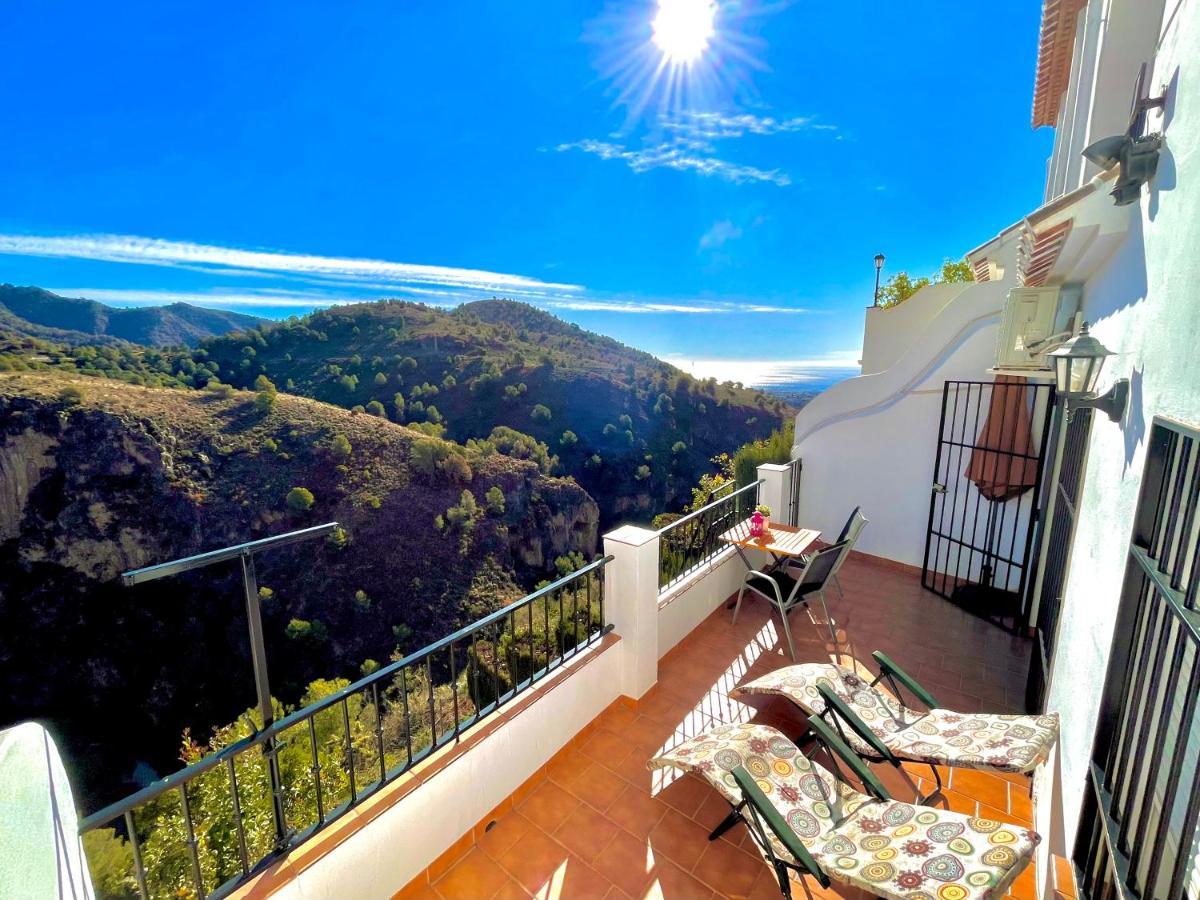 Apartamentos Axarquia , Frigiliana, Terraza Privada Con Vistas A La Montana Rio Y Al Mar Exterior photo