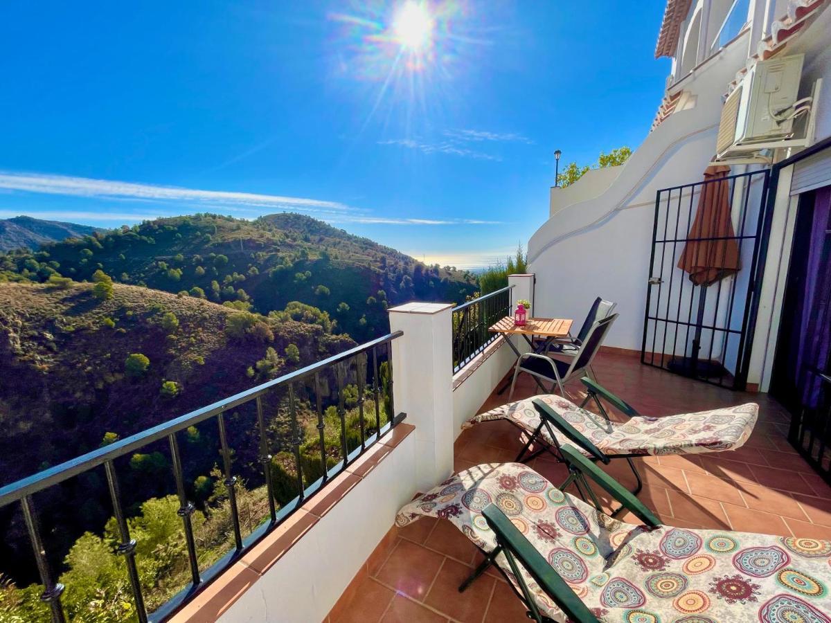 Apartamentos Axarquia , Frigiliana, Terraza Privada Con Vistas A La Montana Rio Y Al Mar Exterior photo