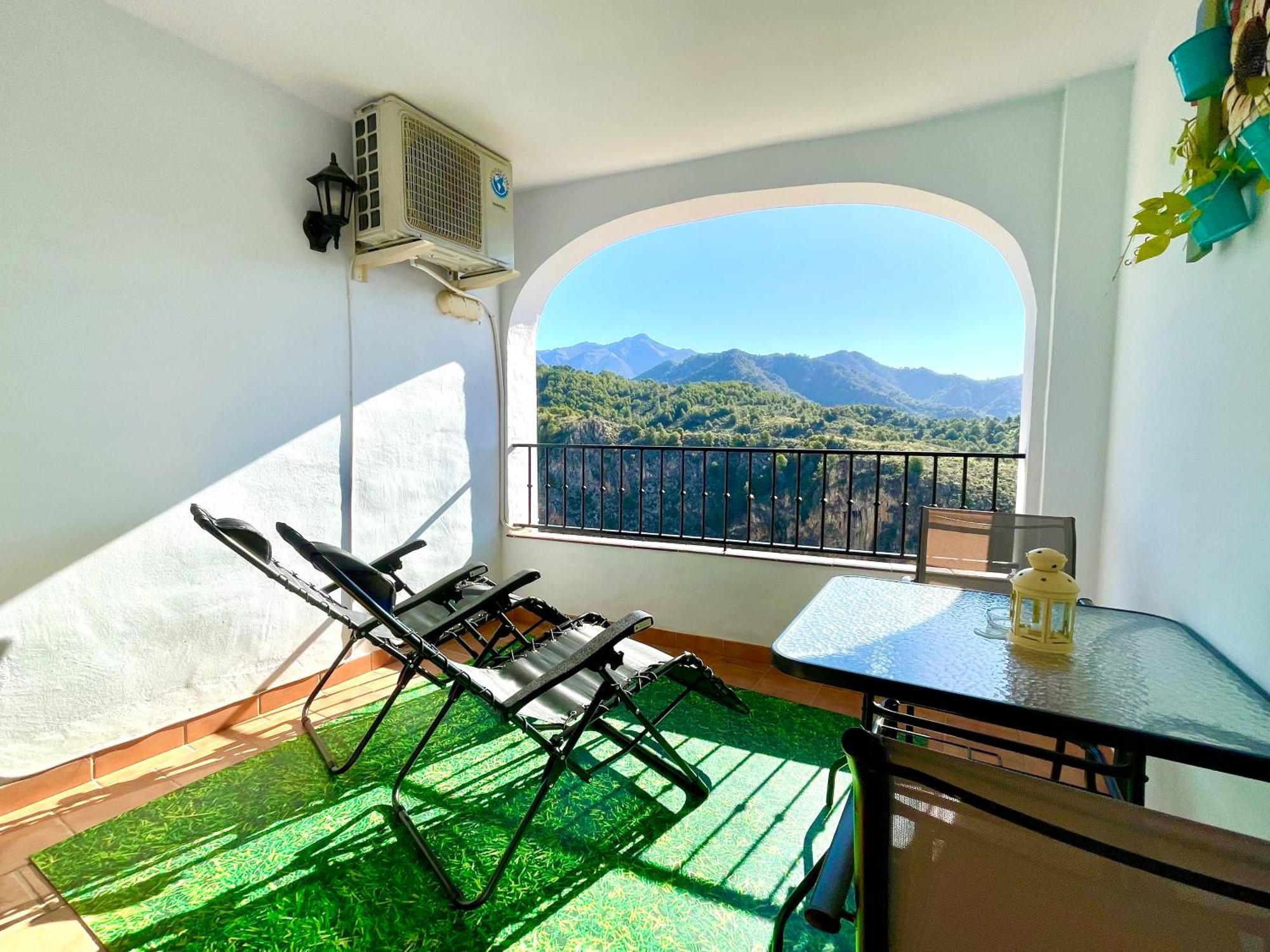 Apartamentos Axarquia , Frigiliana, Terraza Privada Con Vistas A La Montana Rio Y Al Mar Exterior photo