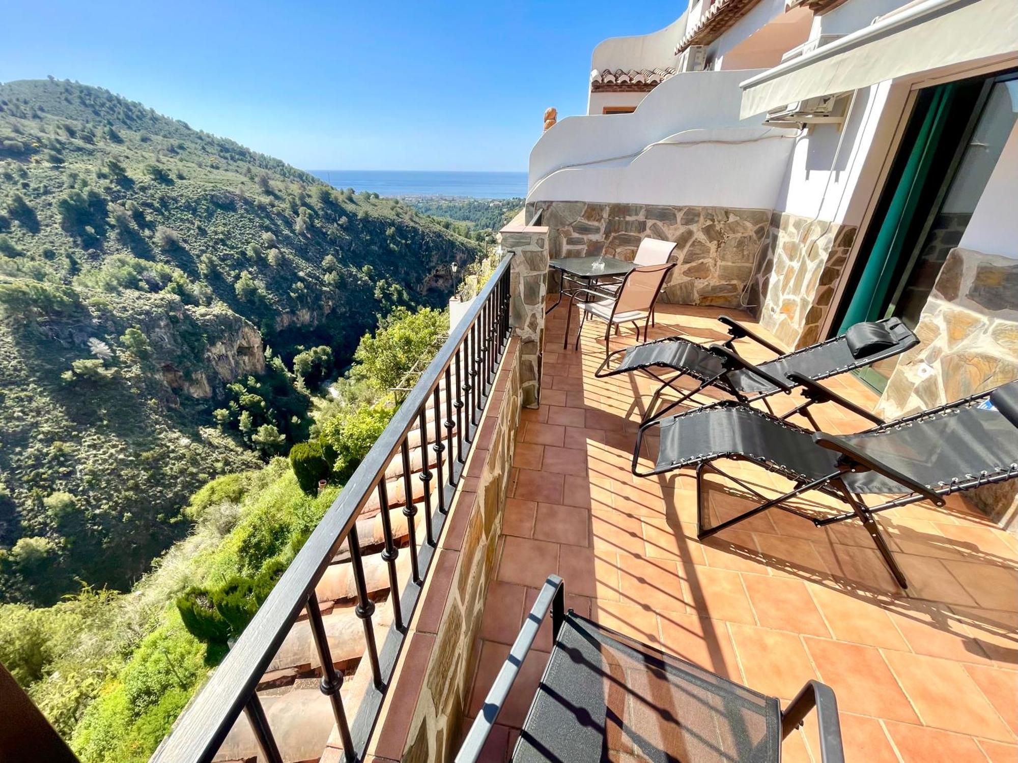 Apartamentos Axarquia , Frigiliana, Terraza Privada Con Vistas A La Montana Rio Y Al Mar Exterior photo